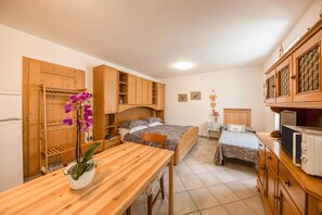 1 habitación, tabla de planchar con plancha, wifi gratis y ropa de cama 