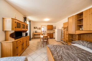 1 habitación, tabla de planchar con plancha, wifi gratis y ropa de cama 