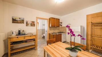 KĂŒhlschrank, Mikrowelle, Herdplatte, Wasserkocher mit Kaffee-/Teezubehör