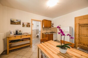 Refrigerador, microondas, placa de cocina, cafetera/tetera