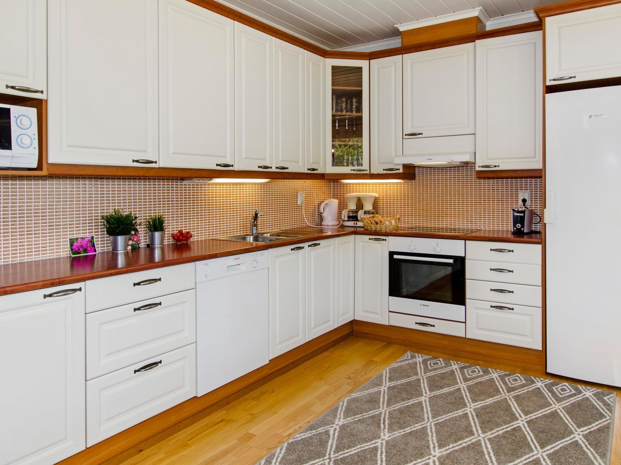 Fridge, microwave, dishwasher, cookware/dishes/utensils