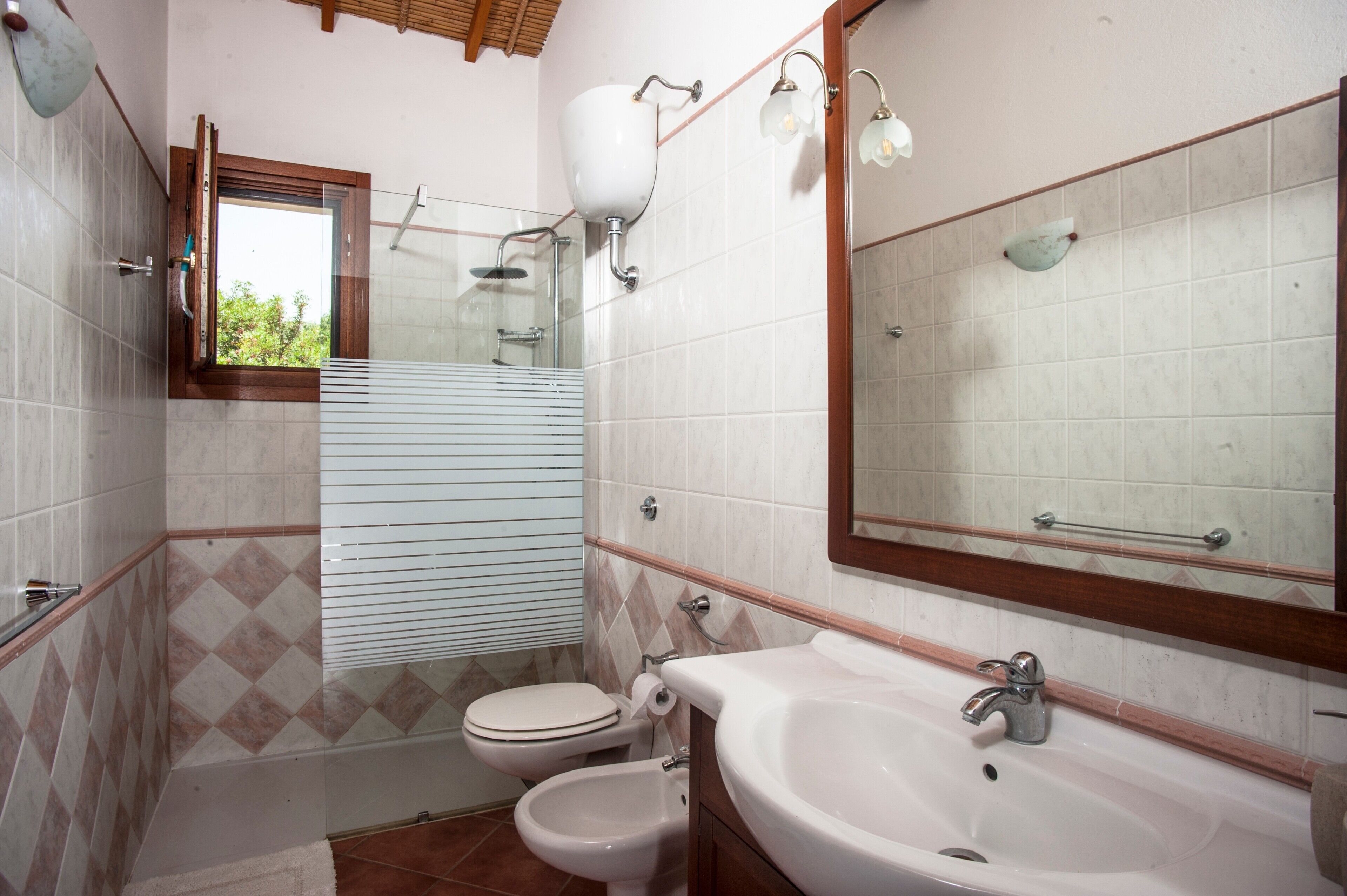 Een douche, een haardroger, handdoeken
