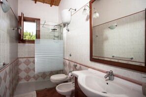 Dusche, Haartrockner, Handtücher