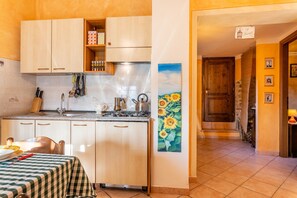 Køleskab, mikrobølgeovn, kogeplade, opvaskemaskine