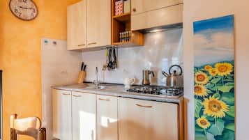 Kjøleskap, mikrobølgeovn, kokeplater og oppvaskmaskin