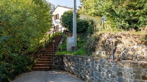 A stone staircase leading to a house with a tiled roof, surrounded by greenery. - Vacation Home "Il Colletto Romantic Stonehouse" with Mountain View, Garden & Terrace (Pescia)