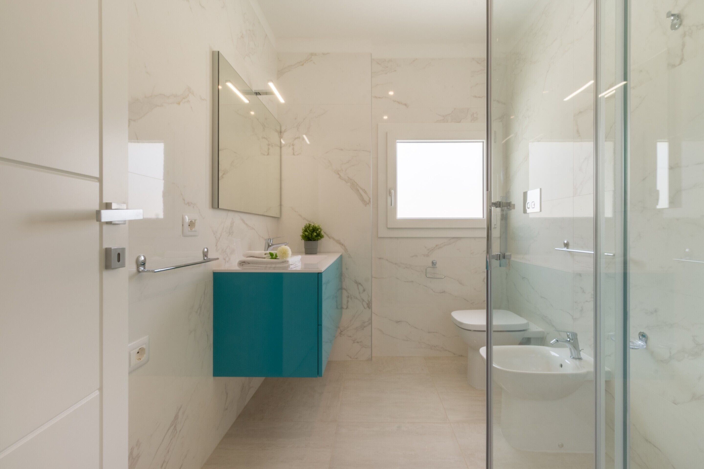 Een douche, gratis toiletartikelen, een haardroger, handdoeken