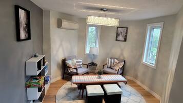 Een smart-tv, een open haard, Netflix en speelgoed