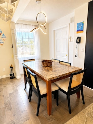 Dining - Walk to Main Beach | Sleeps 10 | Fire Pit & Games (Saugeen Shores)