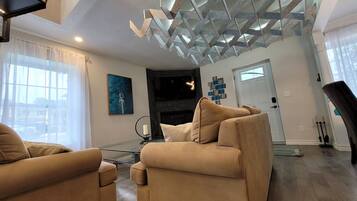 Téléviseur connecté, foyer, Netflix, jouets