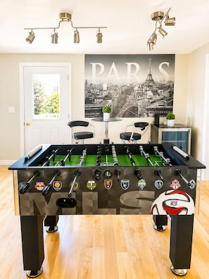 Games room - Walk to Main Beach | Sleeps 10 | Fire Pit & Games (Saugeen Shores)