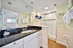 Bañera, secador de pelo y toallas