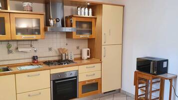 Kühlschrank, Mikrowelle, Ofen, Wasserkocher mit Kaffee-/Teezubehör