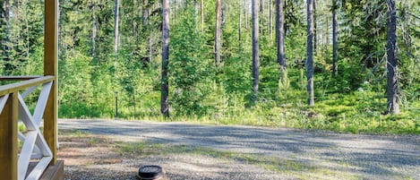 Soralla päällystetty polku johtaa puukannelle, jonka vieressä maassa on metalliesine.