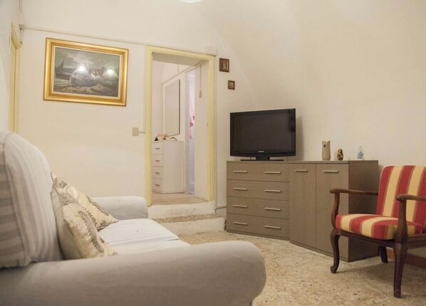 TV - 1 Bed Flat - Sleeps 2 - Parking (Dolceacqua)