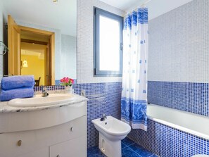 Bathroom - Nice apartment for 6 guests with pool, A/C, WIFI, TV and terrace (Orpesa Oropesa Del Mar)