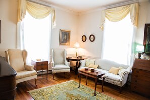 智能電視、DVD 播放機、書籍、音樂庫