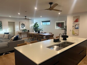 Living area - Plantation Hotel Coffs Harbour (Coffs Harbour)