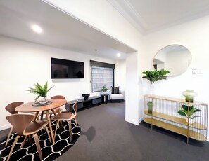 Living area - Plantation Hotel Coffs Harbour (Coffs Harbour)
