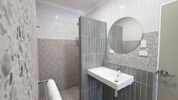 Two Rooms (Ensuite) | Bathroom | Shower, towels