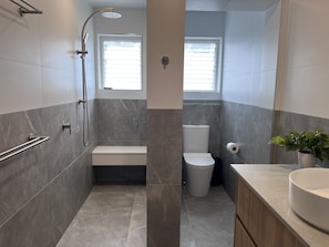 Appartement, 2 chambres | Salle de bain | Douche, serviettes fournies