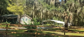 Quiet 4 bedroom close to the beach