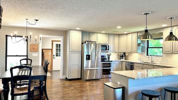 Frigorífico, microondas, horno y placa de cocina