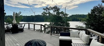 Lakehouse Retreat, On the water with gorgeous dock!