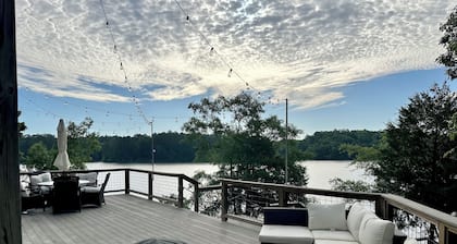 Lakehouse Retreat, On the water with gorgeous dock!