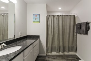 Ensemble douche/baignoire, sĂšche-cheveux, serviettes fournies, savon