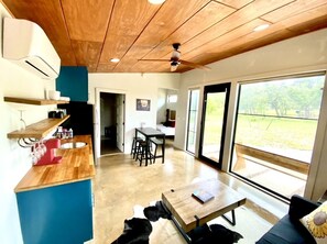 Smart TV - Cozy/Cute Tiny House close to wineries, wedding venues & outdoor fun (Dripping Springs)