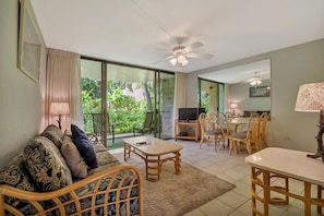 Living area - 1 Bedroom Beachfront Condo - Paki Maui 118 (Lahaina)