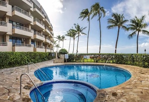 Pool - 1 Bedroom Beachfront Condo - Paki Maui 118 (Lahaina)