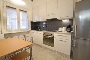 Fridge, oven, stovetop, coffee/tea maker - Modern Flat for 4 People in Camaiore with WiFi and A/C (Camaiore)