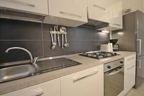 Fridge, oven, stovetop, coffee/tea maker