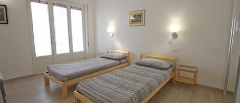 2 bedrooms, iron/ironing board, travel cot, free WiFi
