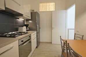 Kühlschrank, Ofen, Herdplatte, Wasserkocher mit Kaffee-/Teezubehör
