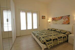2 bedrooms, iron/ironing board, travel cot, free WiFi - Modern Flat for 4 People in Camaiore with WiFi and A/C (Camaiore)
