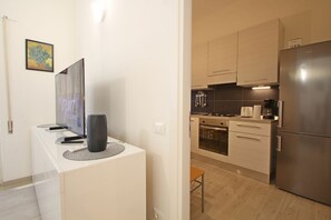 Kühlschrank, Ofen, Herdplatte, Wasserkocher mit Kaffee-/Teezubehör