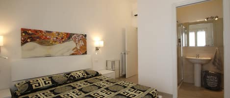 2 bedrooms, iron/ironing board, travel cot, free WiFi