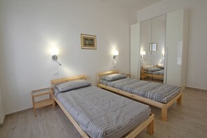 2 bedrooms, iron/ironing board, travel cot, free WiFi - Modern Flat for 4 People in Camaiore with WiFi and A/C (Camaiore)