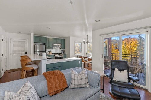 Sleeps 6-Easy Year Round Trail Access - Mountain Views - Fireplace - Garage