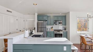 雪櫃、微波爐、焗爐、洗碗機