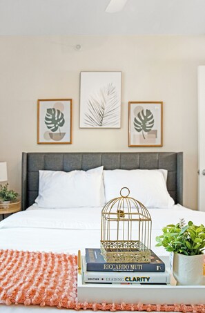 2 室のベッドルーム、セーフティボックス (室内)、デスク、アイロン / アイロン台