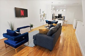 Una Smart TV, libros, una oficina