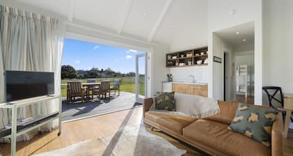 Te Whare Hipi - Martinborough Holiday Home