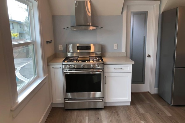 Mikrobølgeovn, kaffe-/temaskine, køkkentøj/tallerkener/redskaber