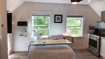 Four à micro-ondes, cafetière-théière, vaisselle et ustensiles