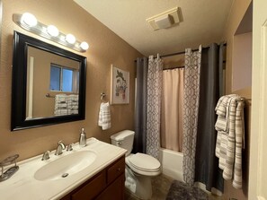 Ensemble douche/baignoire, serviettes fournies, savon, papier toilette