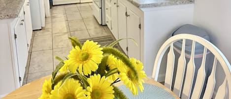冰箱、微波炉、茶具/咖啡用具、电热水壶